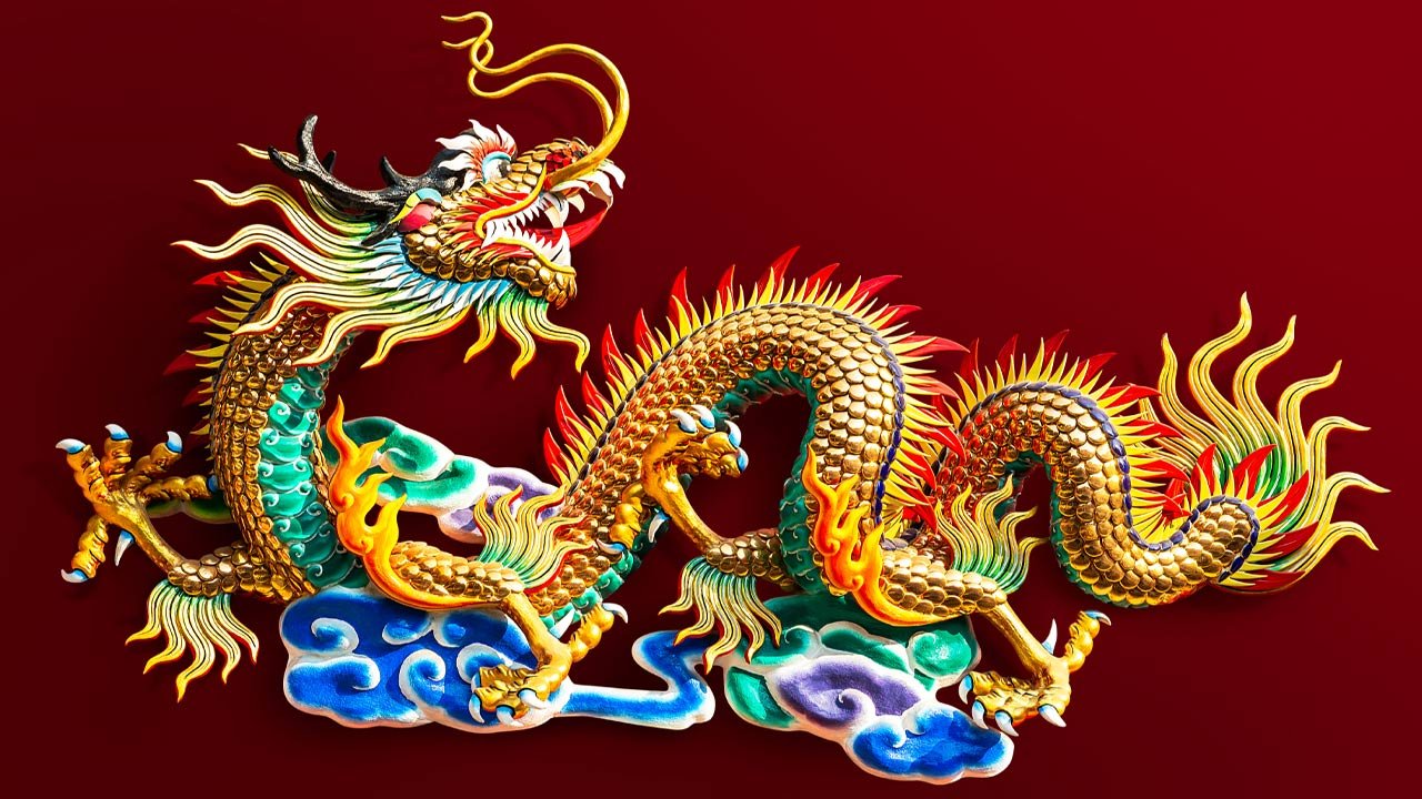 Sculpture showing off the beauty of Chinese dragons