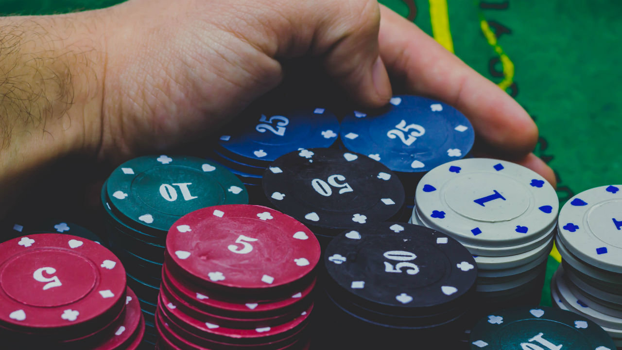 Why Online Casinos Love and Hate Baccarat